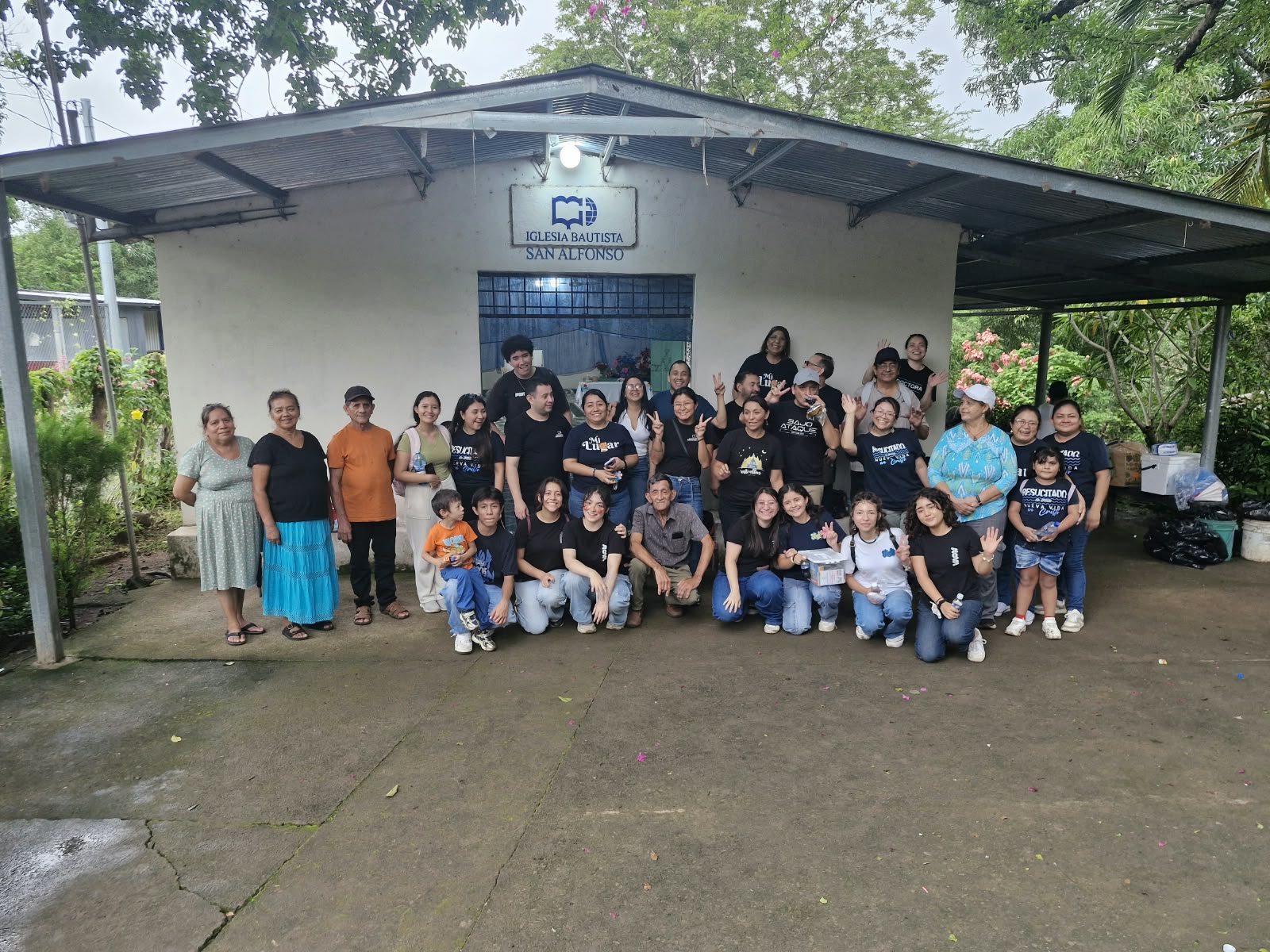 Participantes del Viaje Misionero AVANCE 2026 reunidos frente a la Iglesia Bautista San Alfonso.