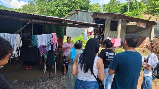 Integrantes del equipo misionero reunidos junto a una vivienda de la comunidad.