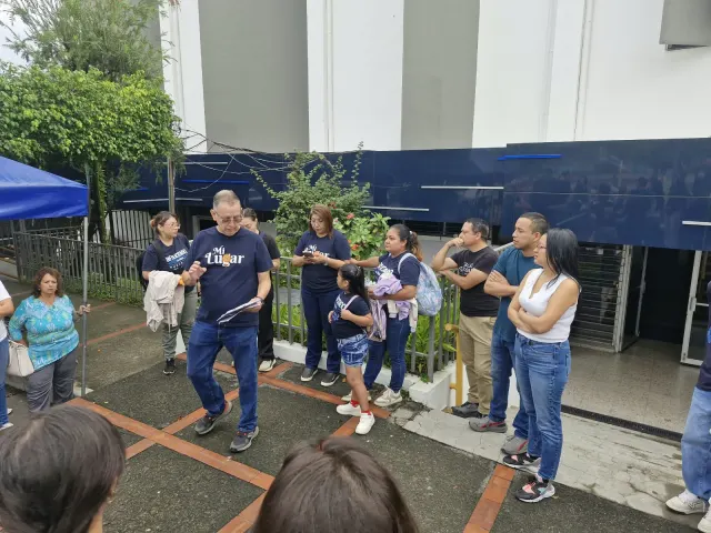 Participantes reunidos al aire libre, junto a un edificio, antes de iniciar el viaje.